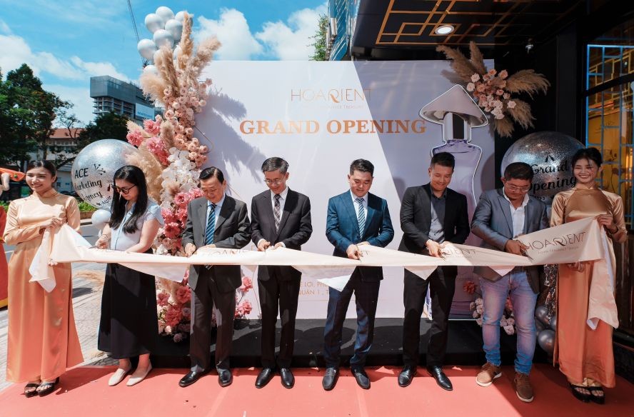 西贡化妆品股份公司诸位领导参加剪彩仪式。 西贡化妆品股份公司诸位领导参加剪彩仪式。