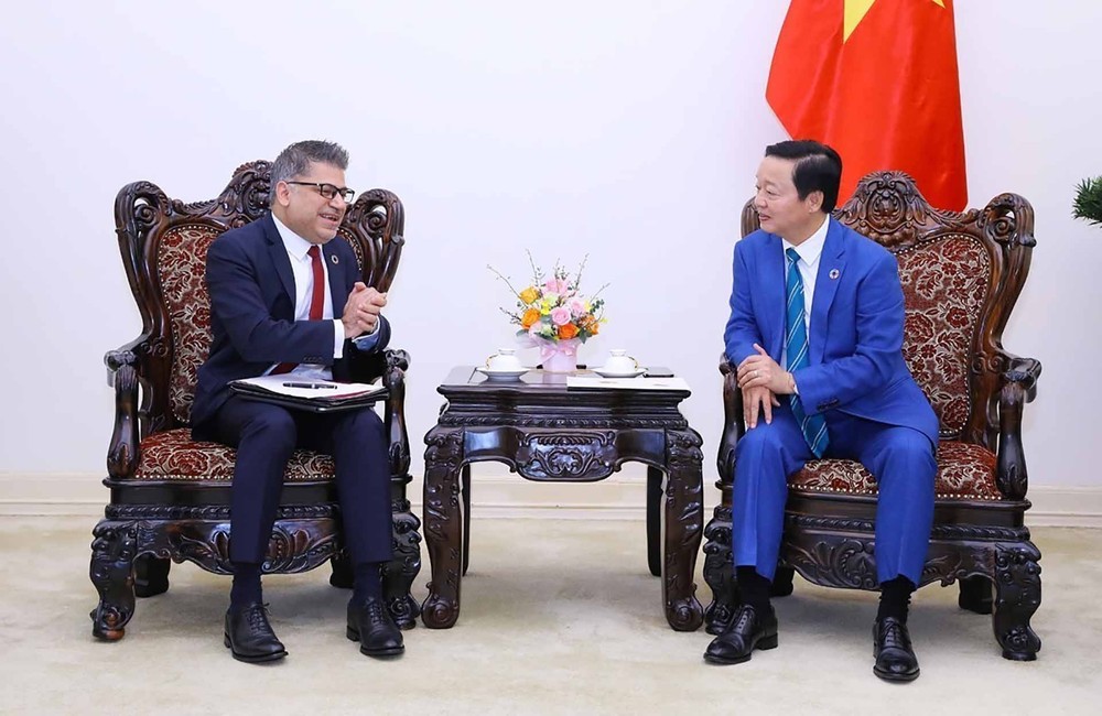 政府副总理陈红河(右)接见越南阿斯利康公司董事长兼总经理尼廷‧卡普尔。(图:越通社)