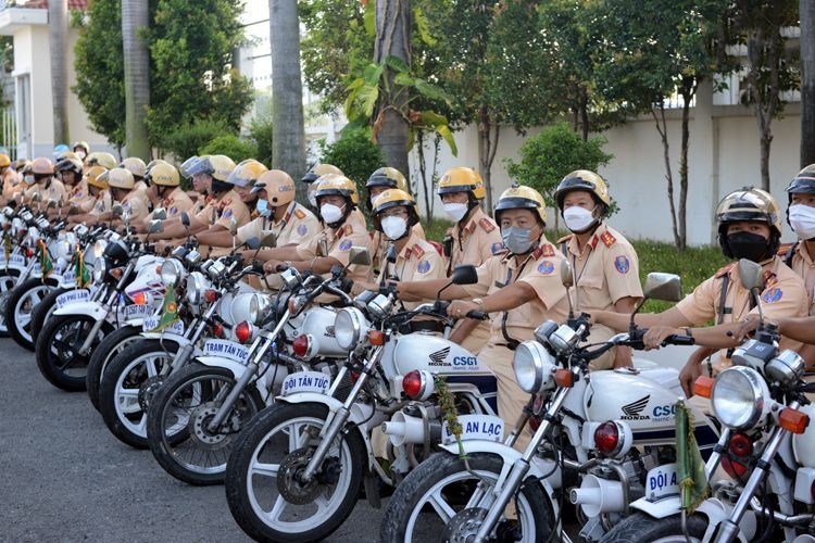 本市全面检察客运及集装箱车