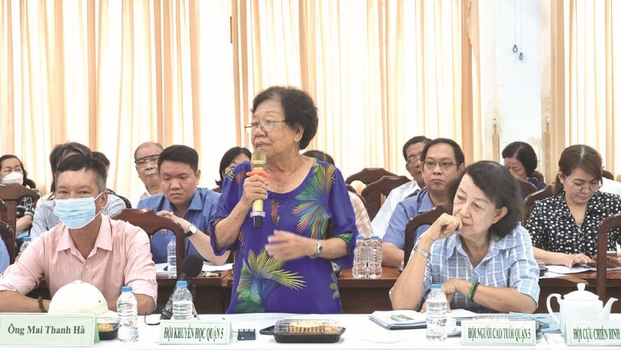 第五郡励学会主席、华人干部李金梅（站）发表意见。