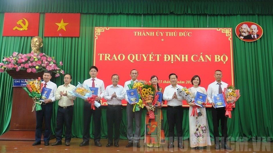 守德市市委向3个新设中心的人事颁授人事委任《决定》。(图:市党部新闻网)