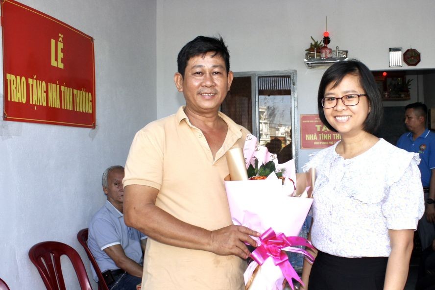 第十二坊人委会主席范氏玉娥向丰富会馆理事会代表(左)赠送鲜花。 第十二坊人委会主席范氏玉娥向丰富会馆理事会代表(左)赠送鲜花。