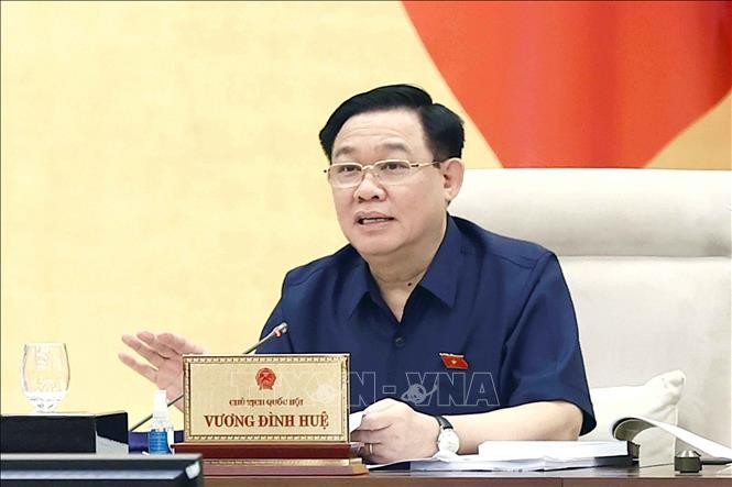 国会主席王廷惠在会上发表讲话。（图：越通社）