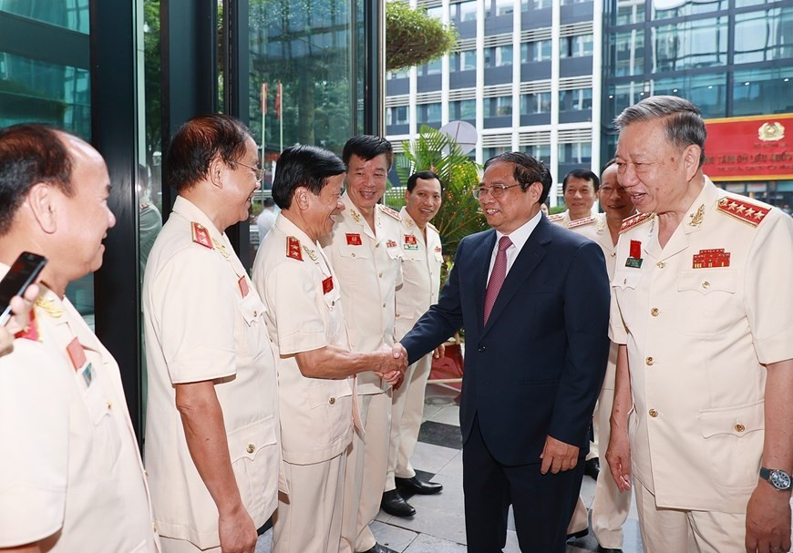 政府总理范明政与各位原人民公安代表交谈。（图：越通社）