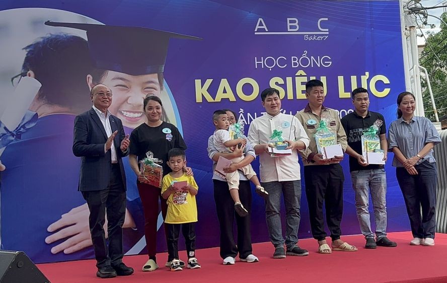 高肇力先生（左一）和高慧芳小姐（右一）颁发奖学金给员工子弟。