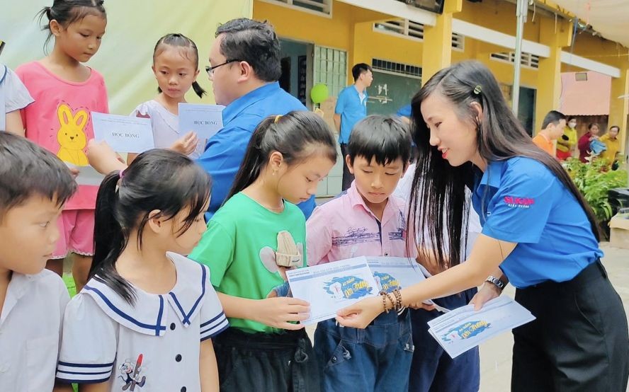 《西贡解放报》共青团代表颁发助学金。