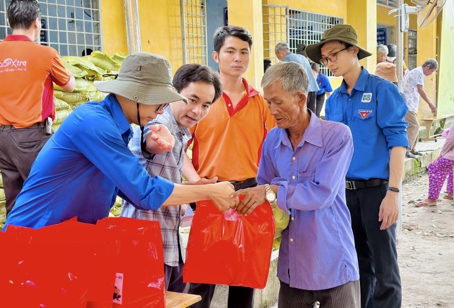 向贫困民众赠送礼物。