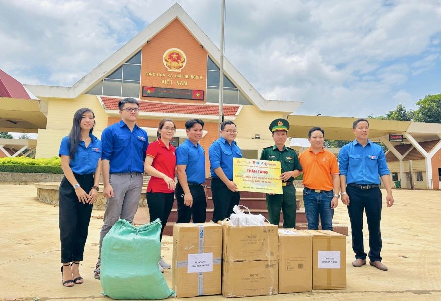 代表团向边防部队赠送礼物。