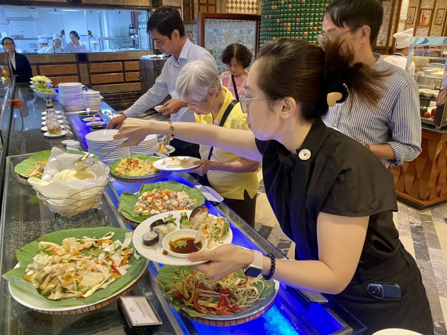 群众在第五郡温莎大酒店4楼素食自助餐品尝美食。