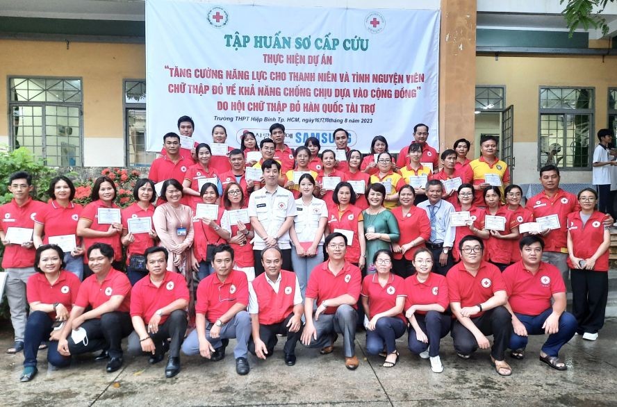 向学员颁发证书。