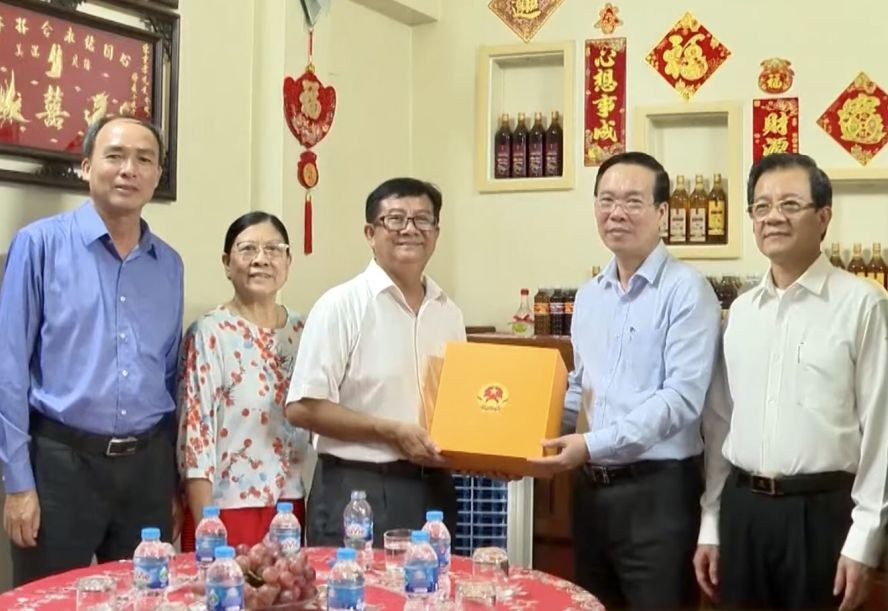 国家主席武文赏（右二）向朱笃市华人相济会会长陈仲孝（中）赠送礼物。