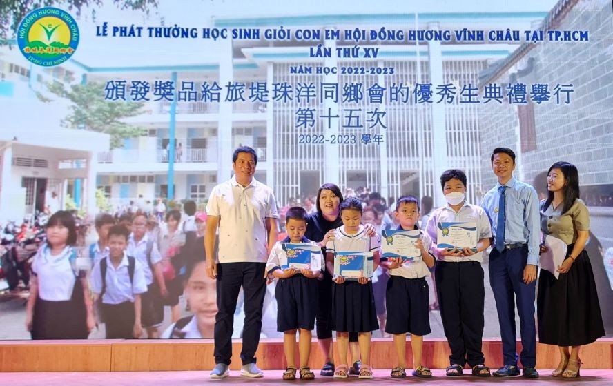 陈南北会长（左）和陈占财副会长（右）颁奖给优秀生。