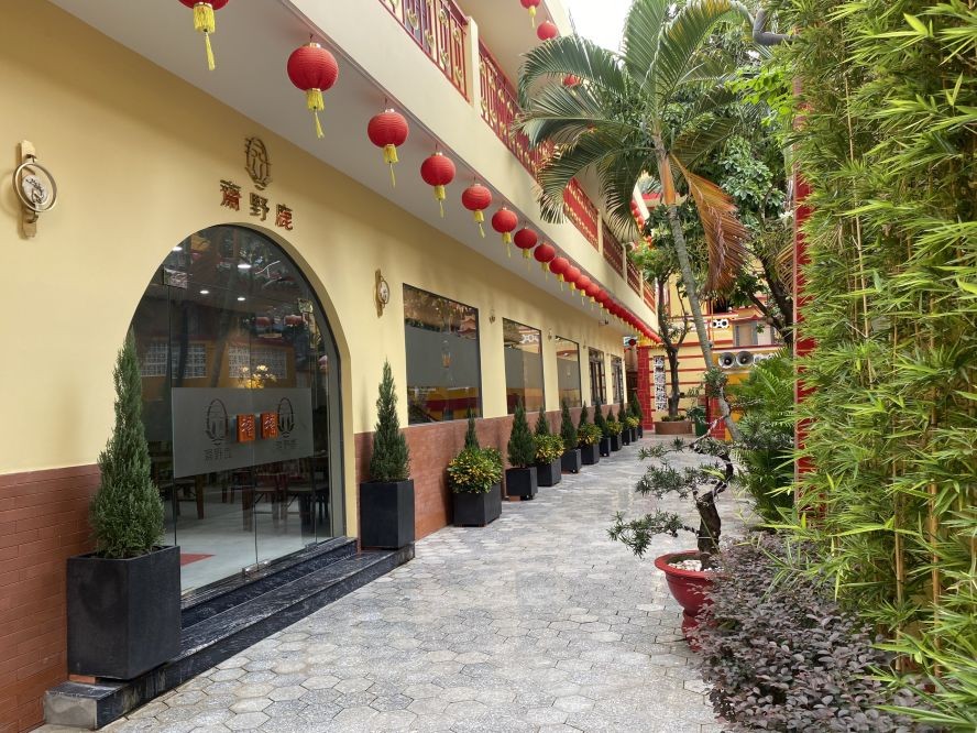 鹿野素食馆外清幽的环境。