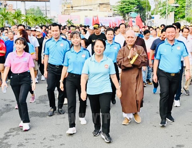 市越南祖国阵线委员会主席陈金燕（前中）同众多各界热心人士参加徒步响应2023年“为穷人”基金活动。（图：市党部新闻网）