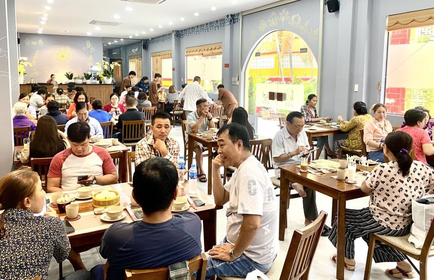 众多善信在鹿野斋馆品尝美味素品珍肴。