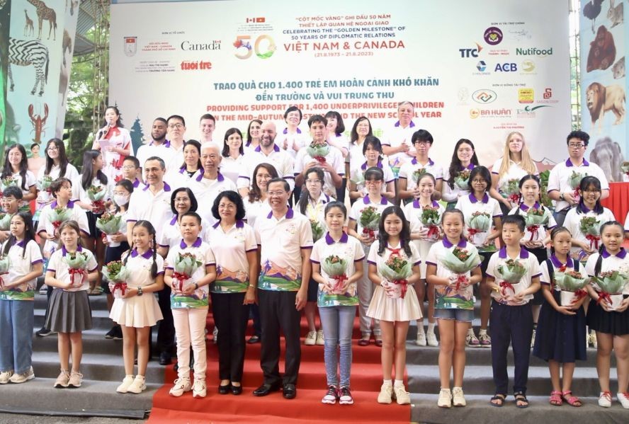 党中央委员、市人委会主席潘文迈和诸位领导与少儿合照留念。