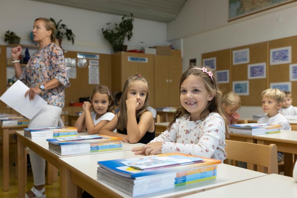 2022年9月1日,斯洛文尼亚卢布尔雅那维克小学一年级学生首次参加班级活动。(图:新华社)