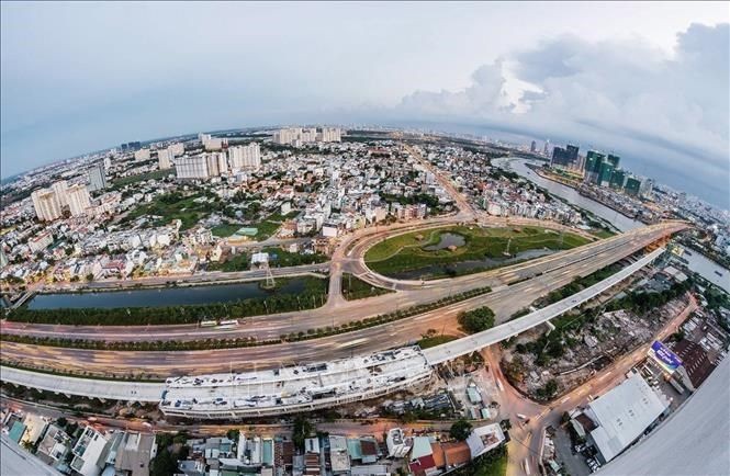 本市第二郡的河内公路与滨城-仙泉地铁1号线一隅。(图:越通社)