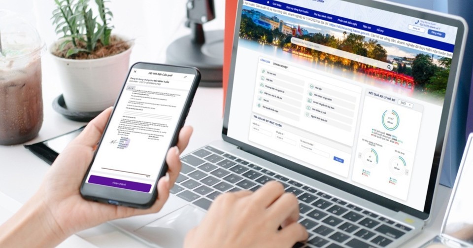 一名市民正使用在线公共劳务办理所需手续。（示意图：何清）
