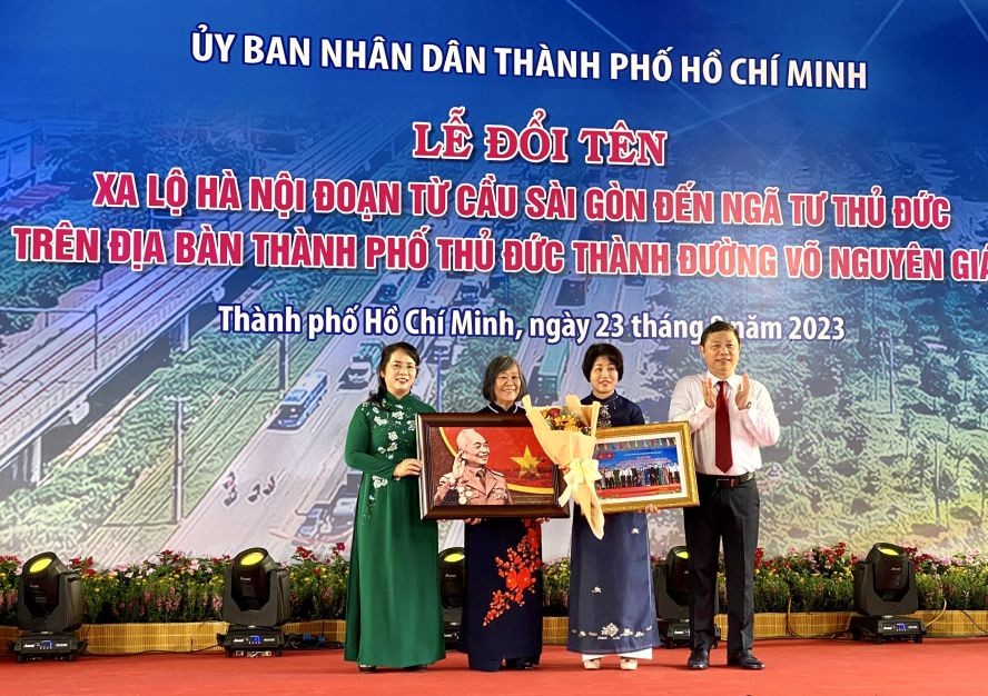 市人委会向已故武元甲大将千金赠送礼物。 市人委会向已故武元甲大将千金赠送礼物。