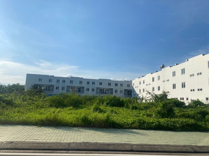 Dragon E-Hom社会住房项目区当前依然还是一片绿油油的草坪。(图:国英)