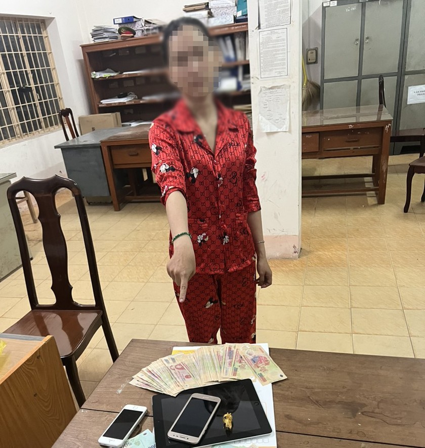 虚假报案的杨氏台妆与被回收的钱财。（图：警方提供）