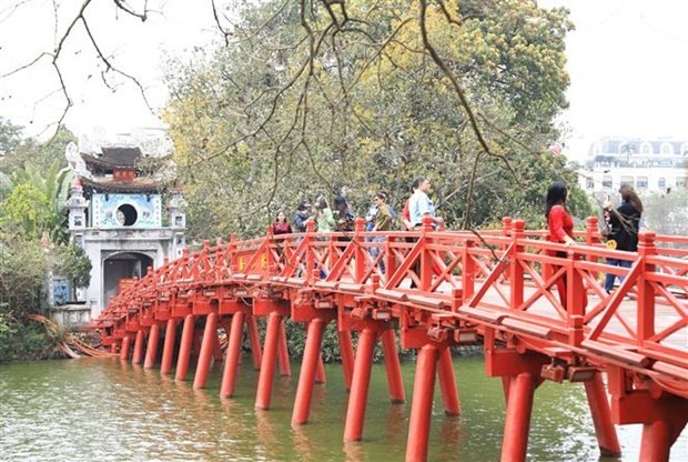 游客参观河内市的还剑湖。(图:越通社)