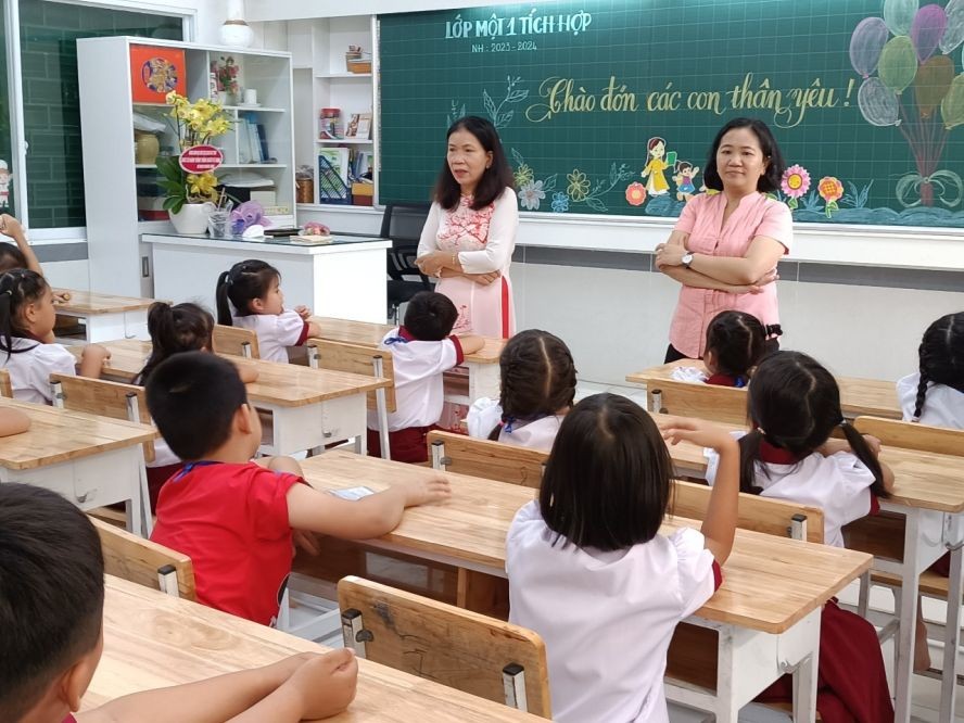 图为平盛郡红河小学一年级学生们第一天到校在教室里倾听老师讲话。（图：秋心）