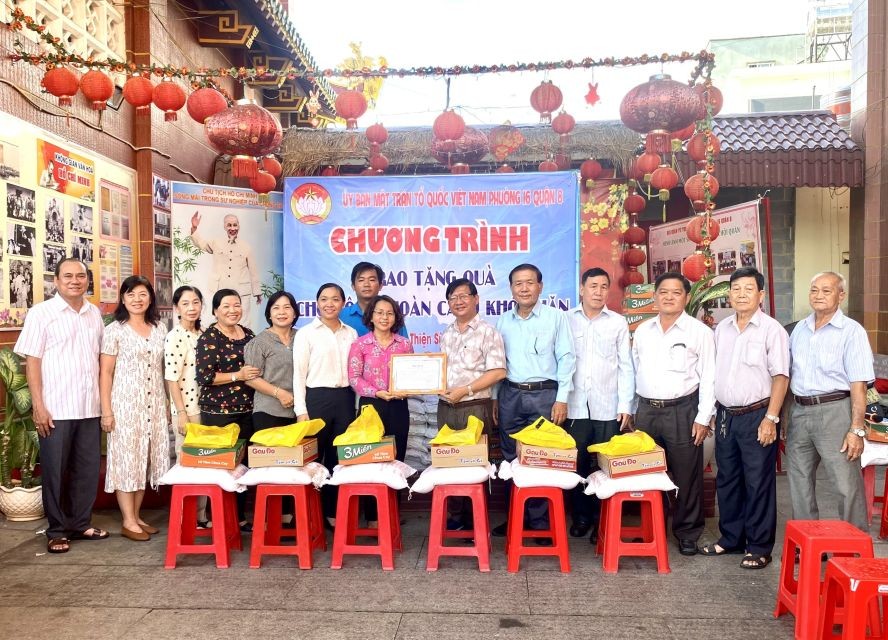 坊祖国阵线委员会向崇正慈善会馆颁发感谢状。 坊祖国阵线委员会向崇正慈善会馆颁发感谢状。