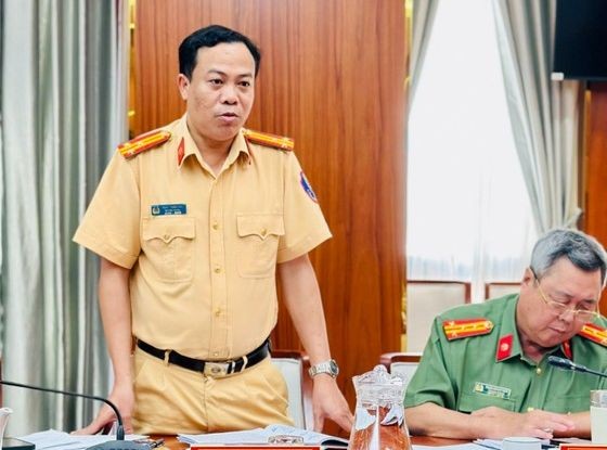 市公安厅陆路与铁路交警科(PC08)科长陈忠孝（站）上校在会上发言。（图：志石）