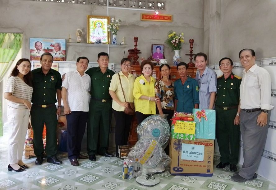 多个单位和热心人士向退伍军人阮文良赠送礼物。