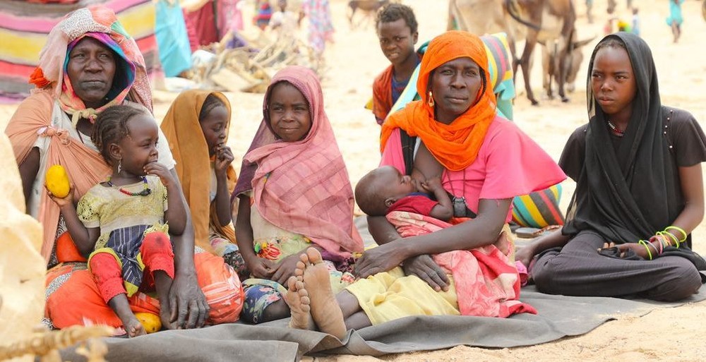 一户苏丹家庭在位于乍得边境的难民入境点避难。（图：联合国）