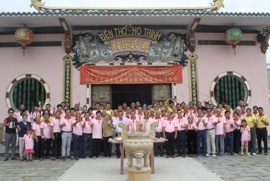 郑氏宗祠诸位理事会以及宗亲们合照留念。