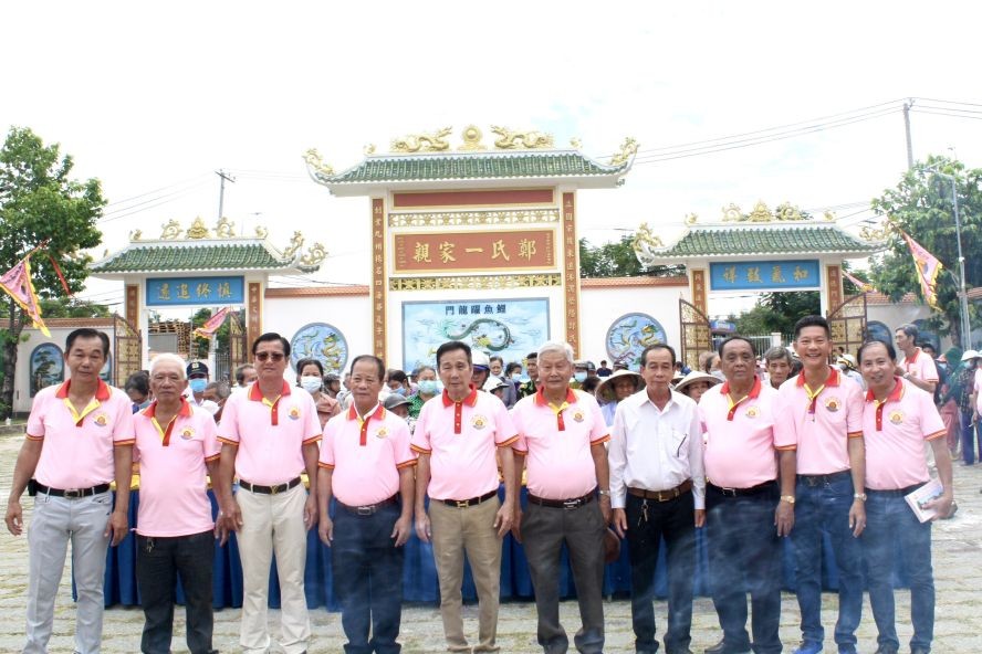 郑氏宗祠诸位理事会和地方领导向贫困者派发济贫礼物。