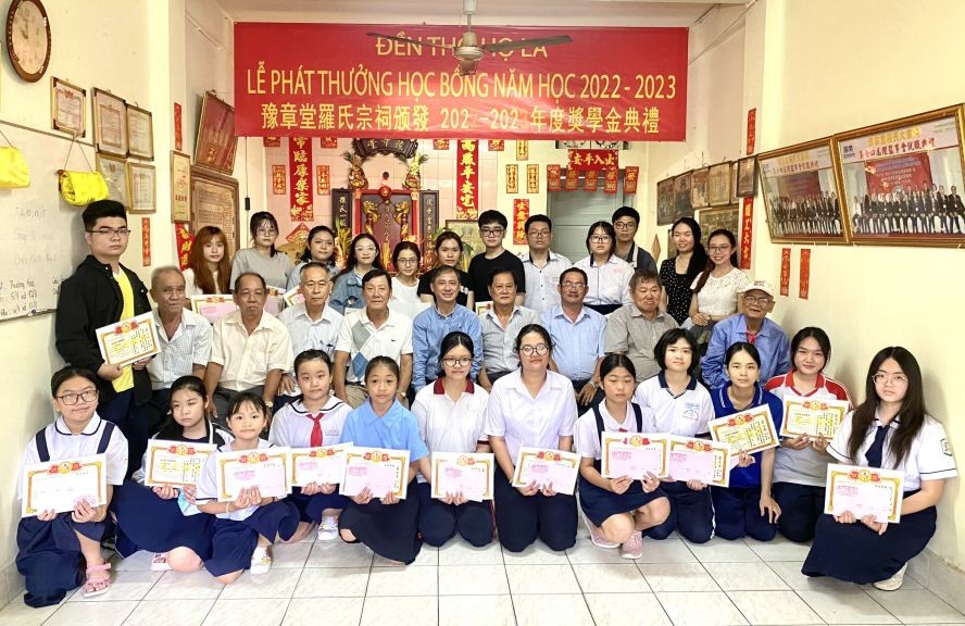 罗氏宗祠理监事同仁与领奖子弟合照。