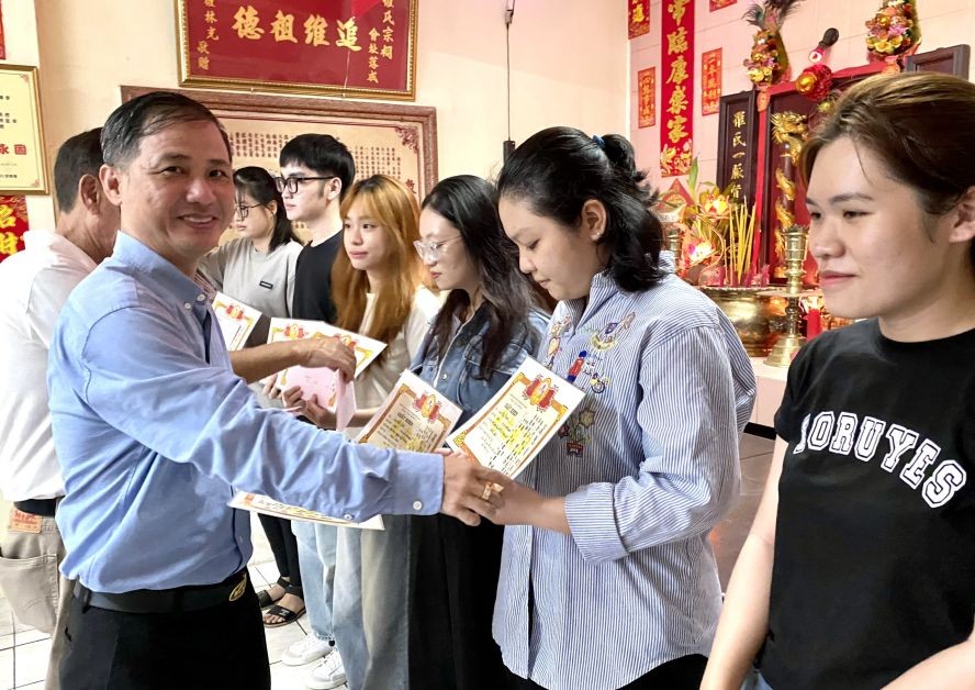 罗国均理事长向大学生颁奖。