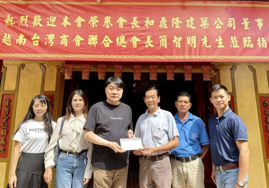 简智明向清平护国观音庙捐款。