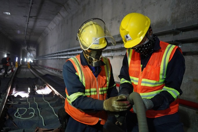 施工队伍正加紧完成地铁1号工程的收尾工作。