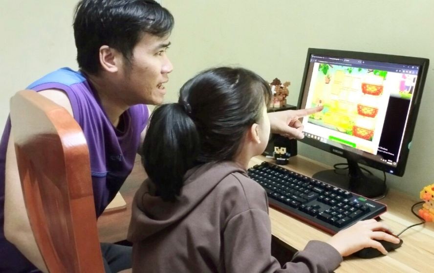 妻子不在家时,丈夫代替妻子陪孩子做作业。