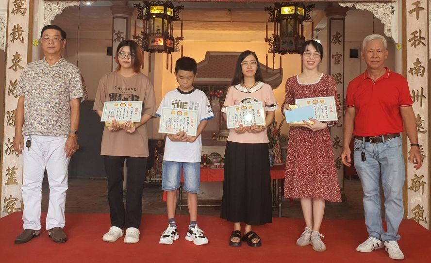 徐有灿理事长（右一）与邓柏荣理事长（左一）向优秀生颁发奖学金。