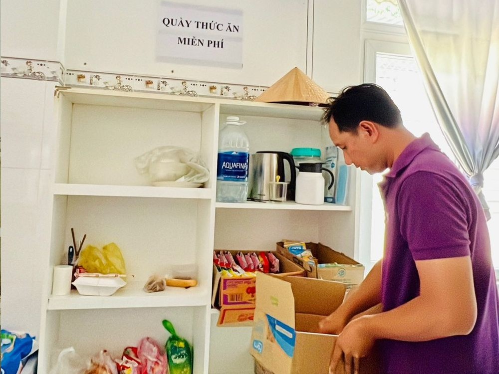 俊哥家人的500平方米宽的３层楼住房免费为病人服务。