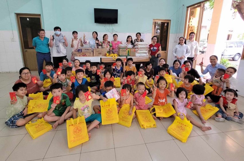 新慈念外语中心师生关爱孤儿