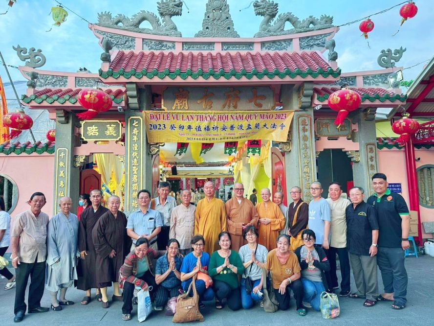 边和七府古庙理事会与诸位法师和赞助单位合影。