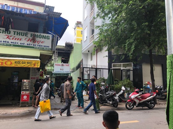 职能力量封锁火警现场。(图:志石)