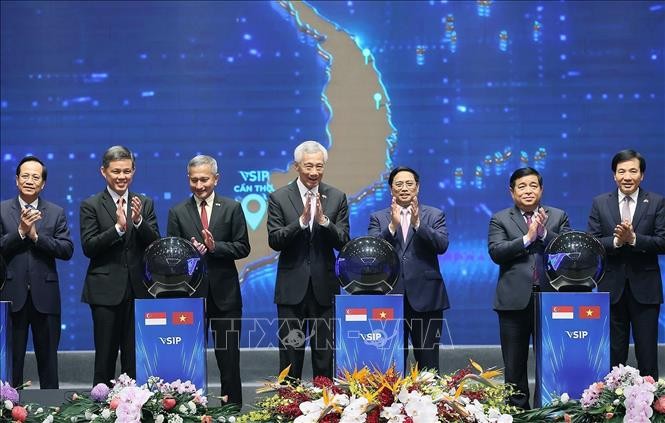 政府总理范明政与李显龙总理出席越新工业区项目动工仪式。(图:越通社)