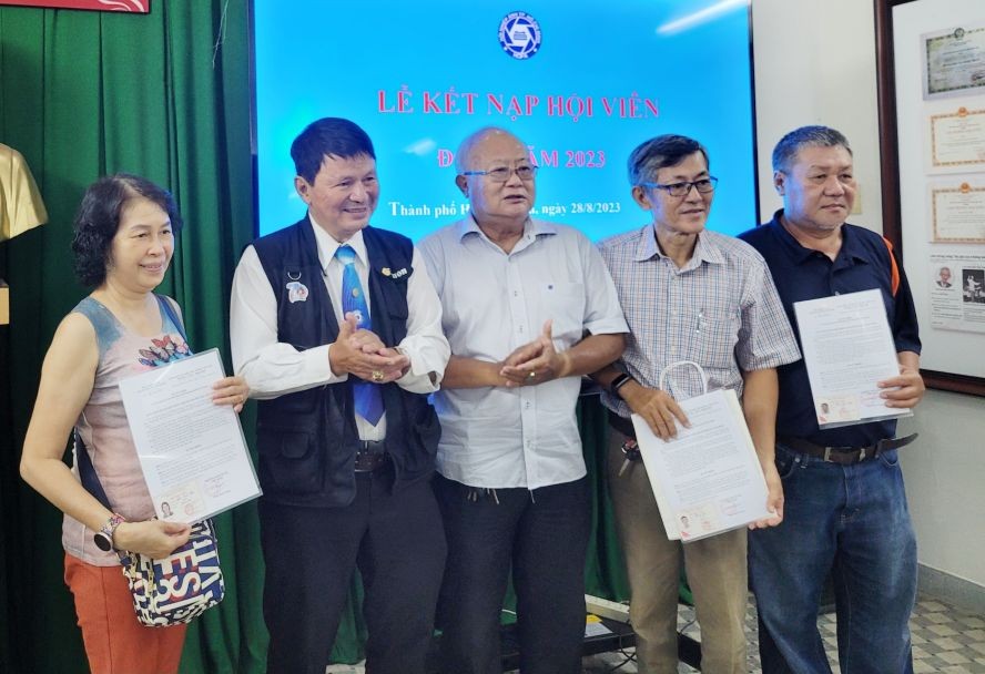 华人摄影会会长许励程祝贺3位华人摄影家。
