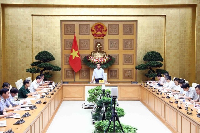 政府副总理陈留光（中）主持会议并发表讲话。（图：VGP）