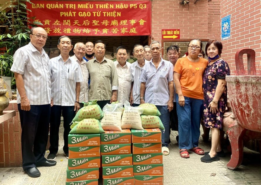 各理事出席发放礼物时合照。 各理事出席发放礼物时合照。