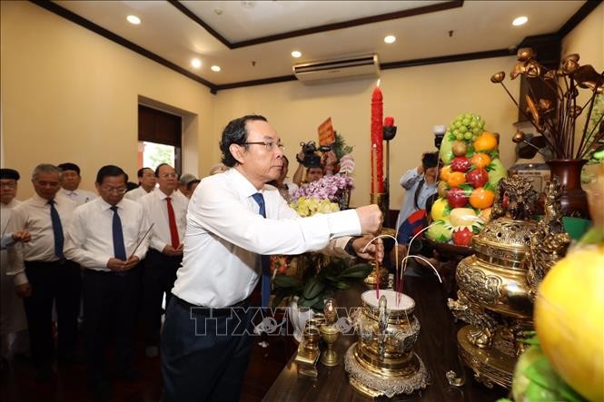 市委书记阮文年上香缅怀胡志明主席。（图：越通社）