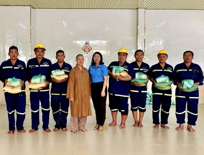 第六郡劳动联团主席梁青竹和妙法寺住持释宏心向劳动者赠送礼物。